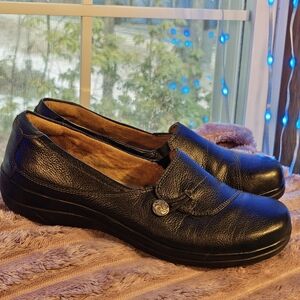 Natural Soul by Naturalizer slip-on loafer Black Women's Size 9M